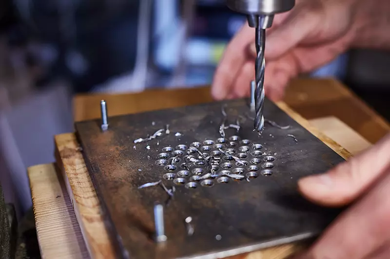 خدمات سوراخکاری فلزات با دریل